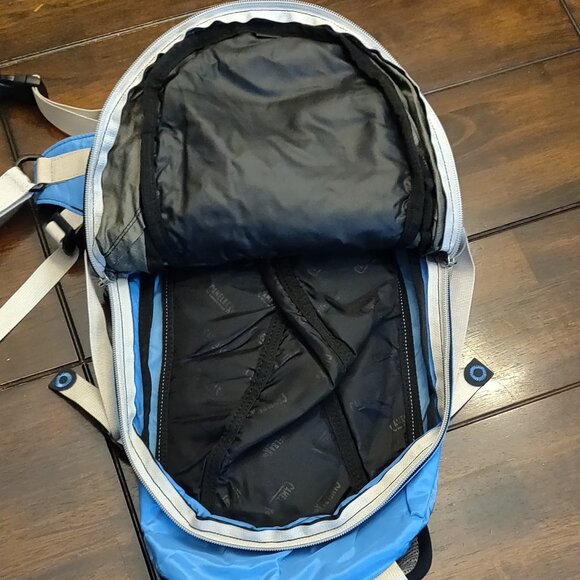 CamelBak Day Star 16 Hydration Backpack With Rain Cover - Picture 2 of 7